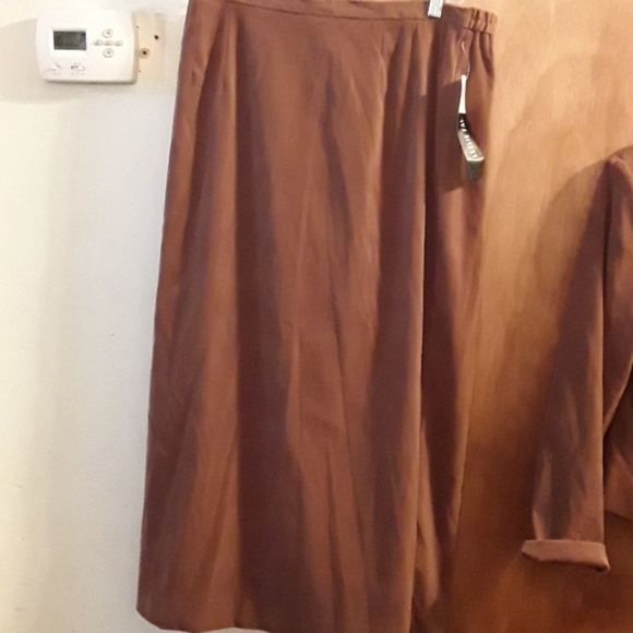 Festive Leslie Fay Suit, size 14 - Picture 3 of 4